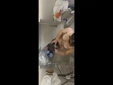 Dokumentasi Gadis Cantik Bersantai Di Kasur