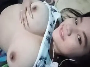 Dokumentasi Gadis Cantik Live Bersantai Kasur