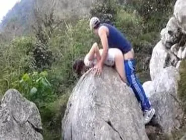 Gadis Cantik Pasrah Goyang Kasur Bukit Sepi