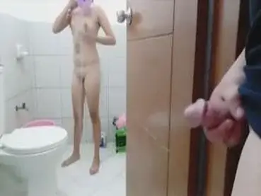 Gadis Cantik Pasrah Goyang Kasur Mandi