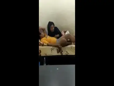 Kemesraan Tante Cantik Bersama Brondong Kasur