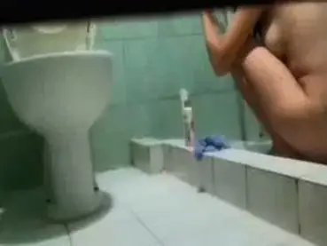 Kesegaran Mandi Sore Gadis Imut Di Kamar