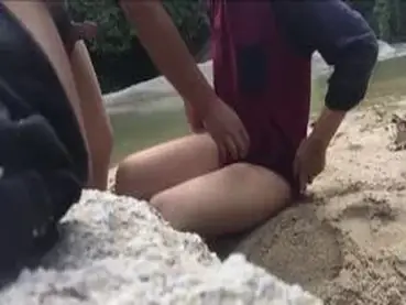Momen Romantis Sejoli Di Area Alam Terbuka